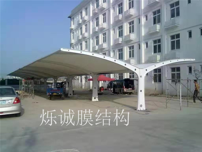 膜結構停車棚
